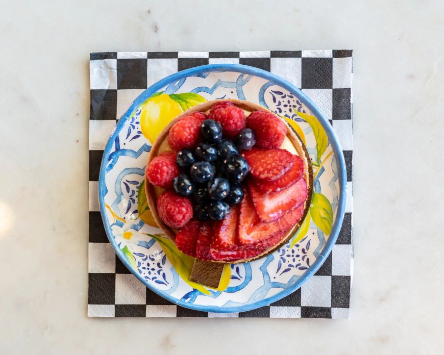 Crostata di frutta con fragole, mirtilli e lamponi da SOTToVOCE CAFE
