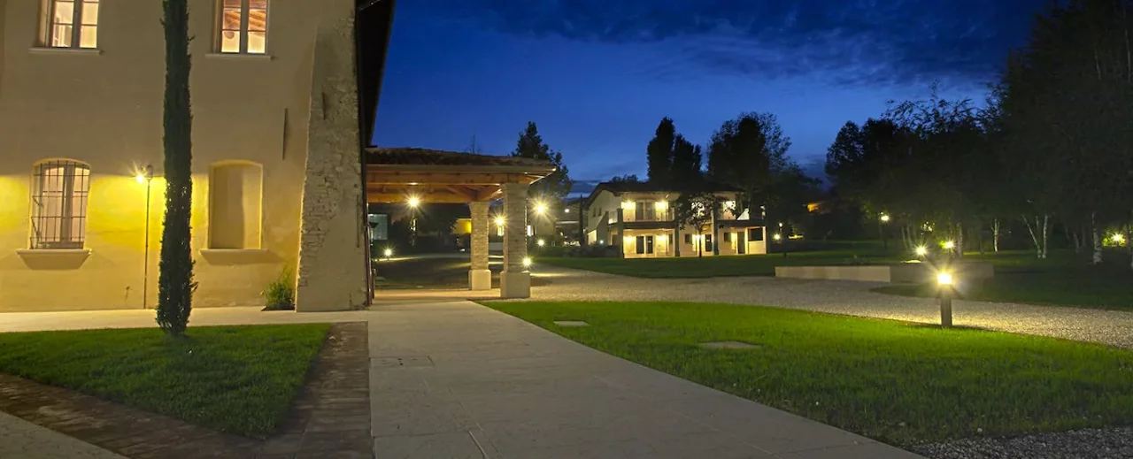 Spazi esterni con giardini curati di Borgo Machetto