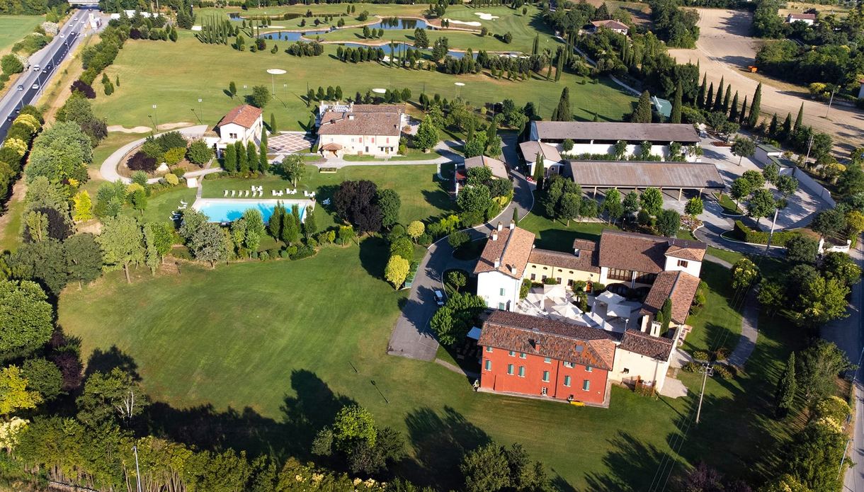 Vista del borgo immerso nel verde di Borgo Machetto