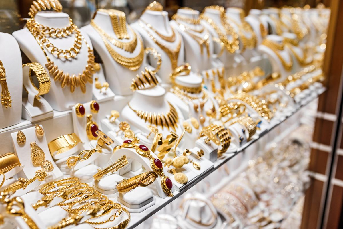 Interno di Patania Gioielli con esposizione di gioielli e orologi