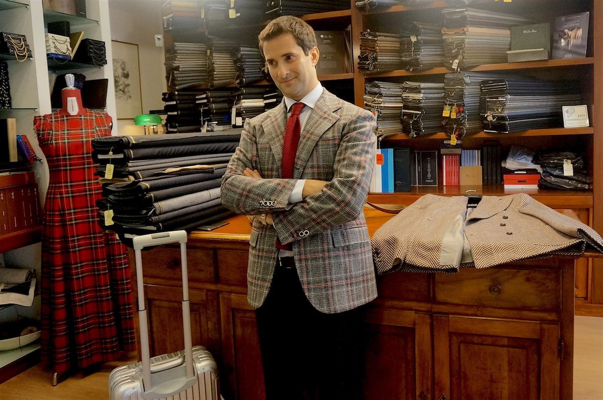 Massimo Pasinato al lavoro nella sartoria di Vicenza
