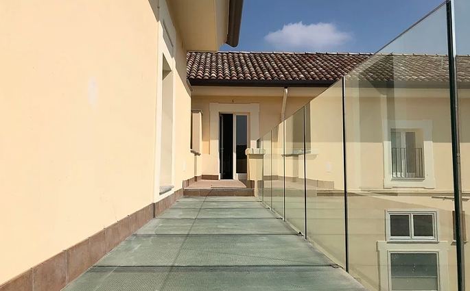 Parapetto in vetro su misura di VETRERIA ILG IOMMELLI GROUP