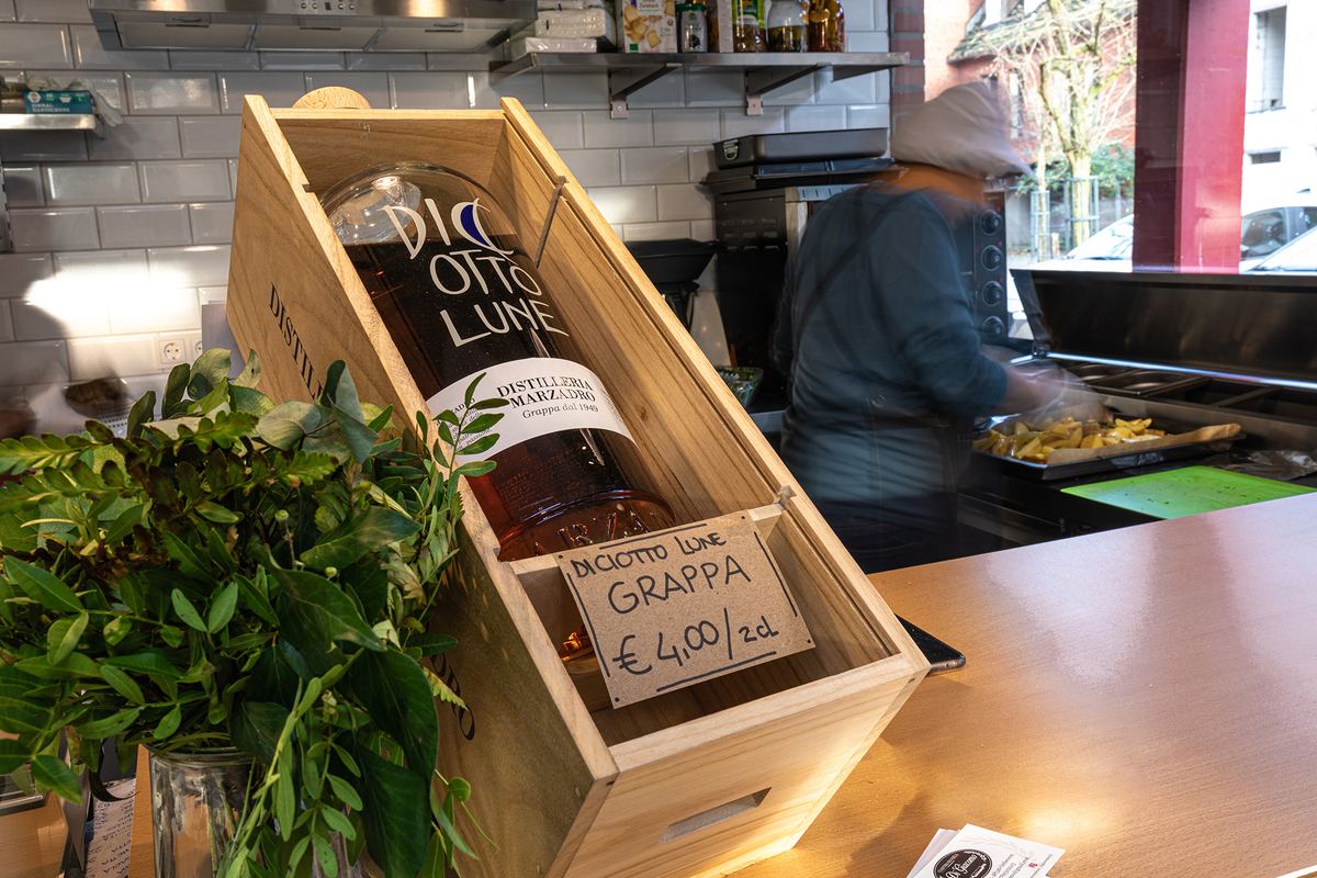 Selezione di prodotti italiani presso Gastronomia Di Giacomo