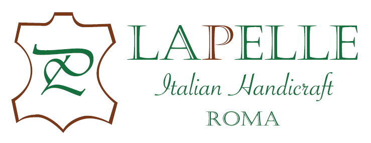 Interno della pelletteria artigianale LAPELLE ROMA con esposizione di borse