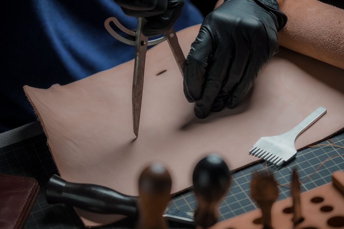 Esposizione di borse in vera pelle presso LAPELLE ROMA