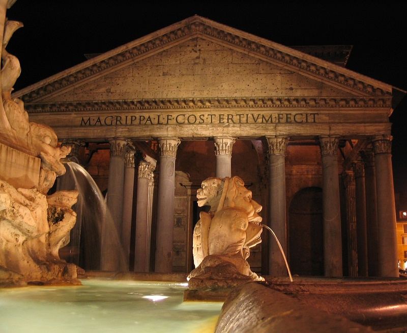 Vetrina del negozio LAPELLE ROMA in Via del Seminario presso il Pantheon