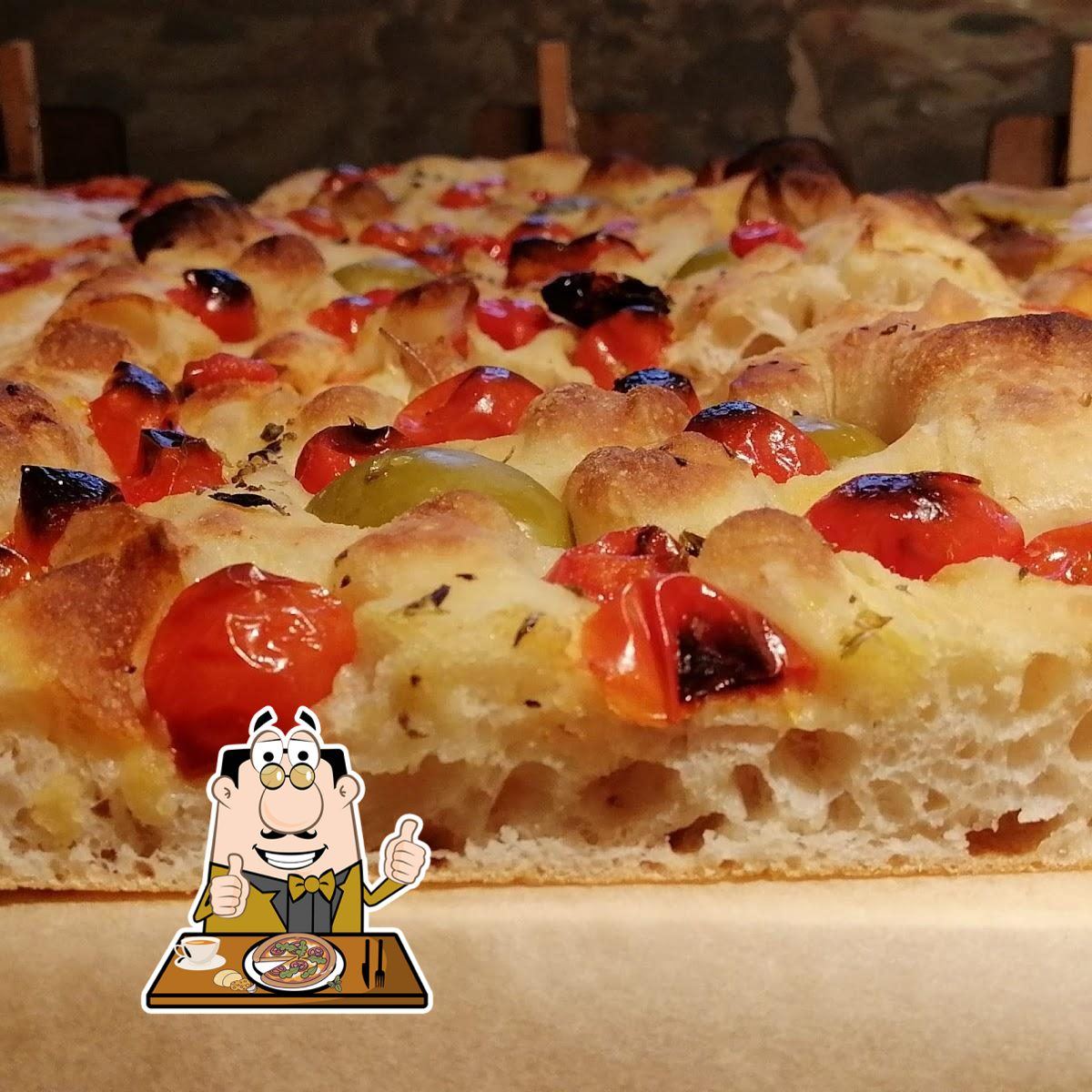 Pizza napoletana appena sfornata dal forno a legna di Reginella Rosticceria