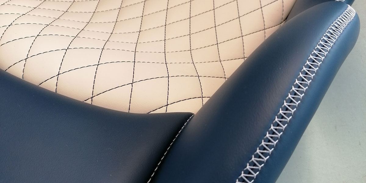 Sedili auto con cuciture personalizzate in pelle bianca e blu