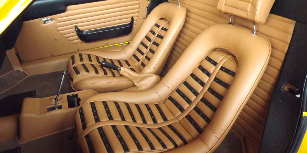Restauro interni auto storiche con rivestimenti in pelle a righe