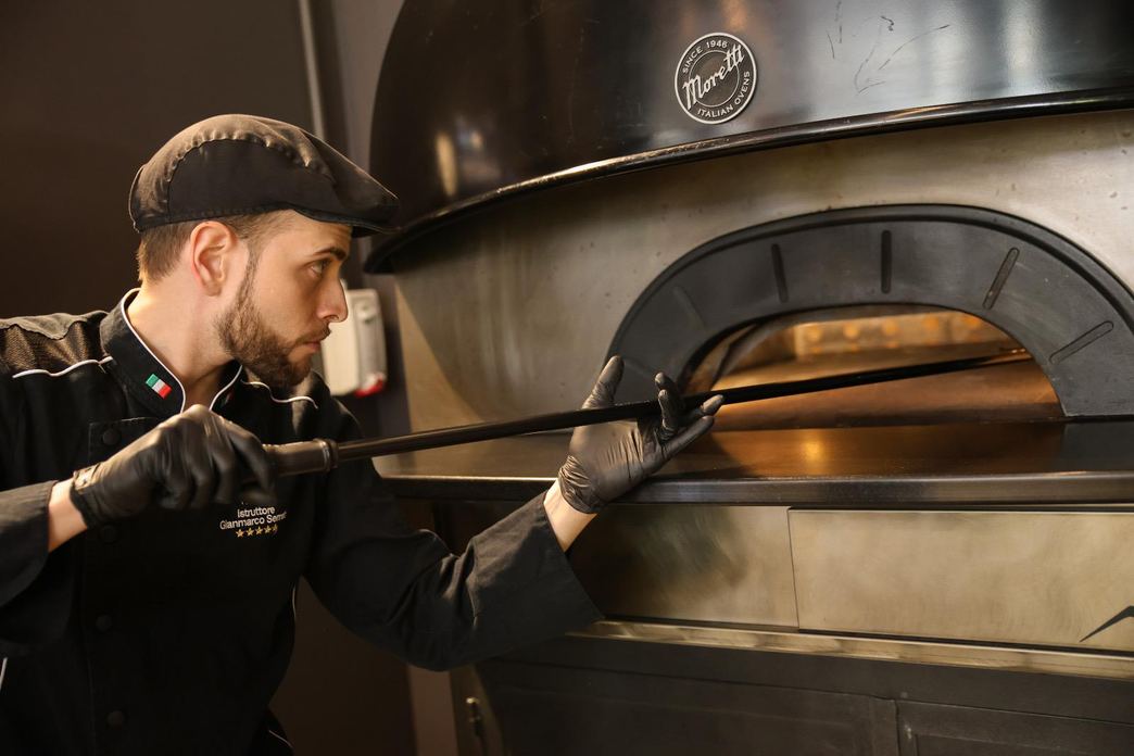 Lo chef Gianmarco Serratí di Celsius Pizzeria