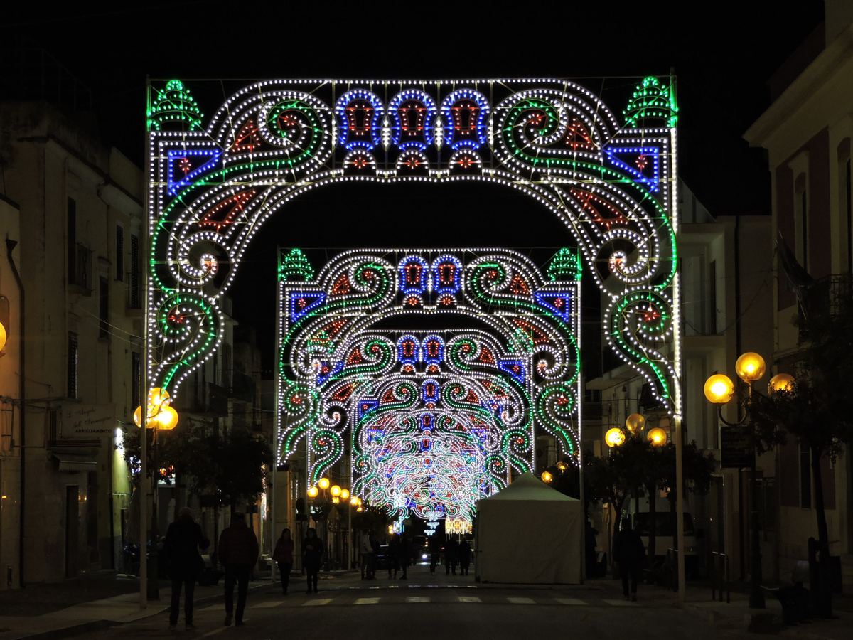 Installazione luminosa per evento realizzata da VENDITTI LUMINARIE Srl