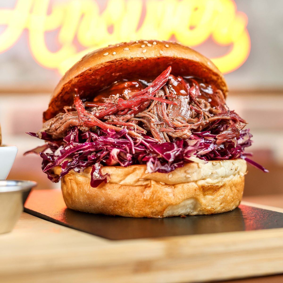 Pulled beef con cavolo rosso e sweet sauce di SMOKED AMERICAN BBQ