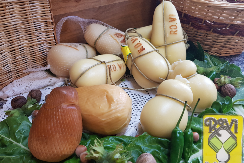 Assortimento di prodotti caseari freschi e stagionati del caseificio Rovilat