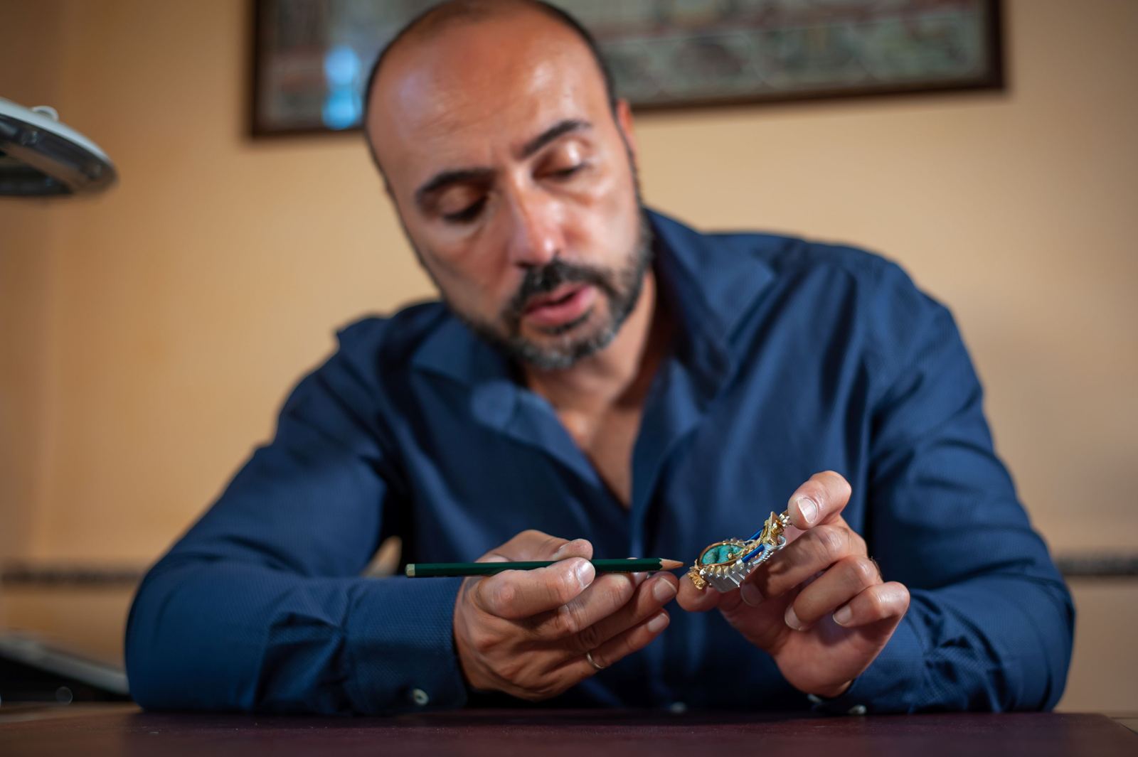 Ivan Barbato al lavoro nel suo atelier di IVAN BARBATO GIOIELLI a Cardano al Campo