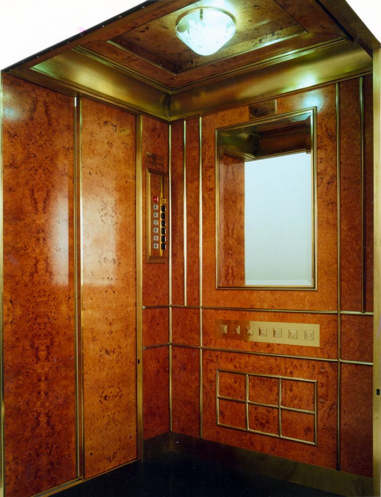 Cabina Caterina con rivestimento in radica di rosa di ASCENSORI BONAVOLONTA' Srl