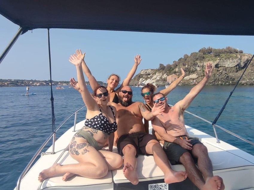 Escursione in barca lungo la costa di Acitrezza