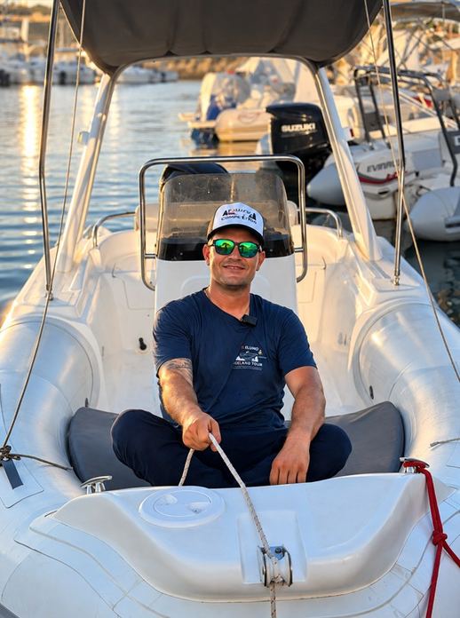 Cristian Marici, fondatore di Ciclope Tour, al timone del Polifemo