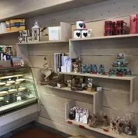 Vetrina pasticceria AQUOLINA con specialità valtellinesi