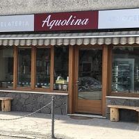 Interno della gelateria AQUOLINA a Bormio con banco gelato