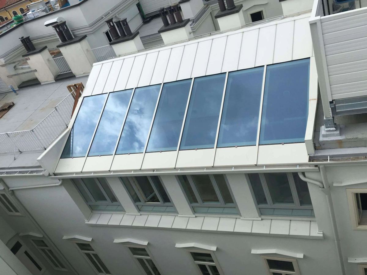 Lavorazione coperture metalliche nello stabilimento Degano Primo