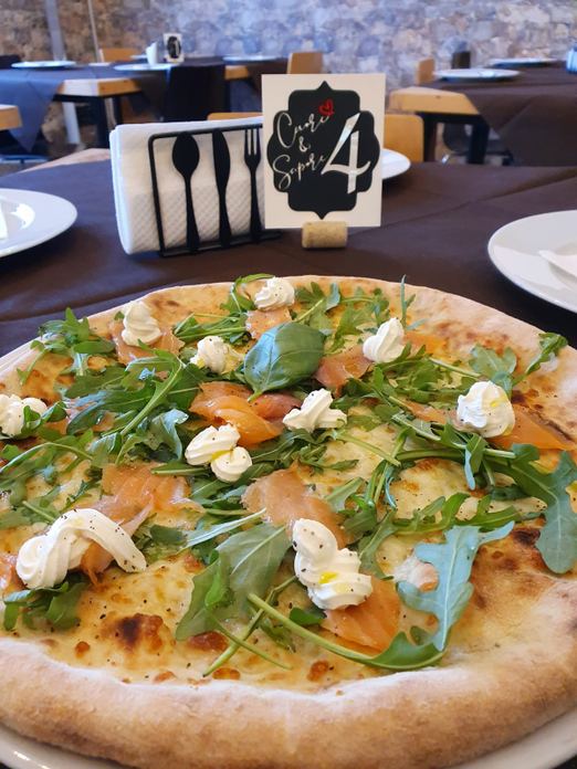 Pizza con salmone preparata da CUORE & SAPORE