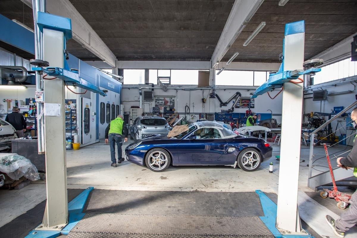 Area di lavoro della Carrozzeria Fratelli Inghilleri