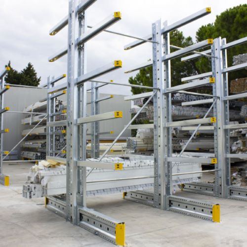 Scaffalatura cantilever per carichi lunghi installata da D.R. SCAFFALATURE Srl