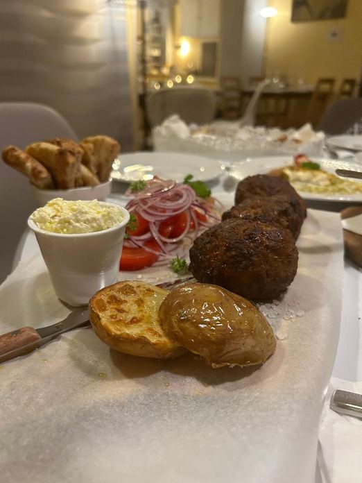 Keftedakia Giaurtlu, polpette greche con yogurt di GRECO ROMANO