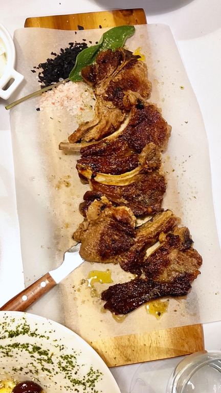 Paidakia Arnisia, costolette di agnello al ristorante GRECO ROMANO