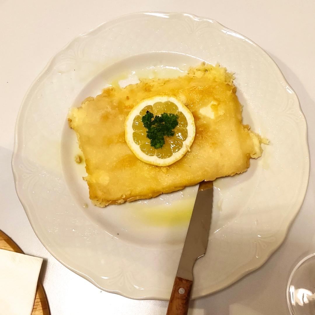 Saganaki, formaggio greco alla griglia servito da GRECO ROMANO