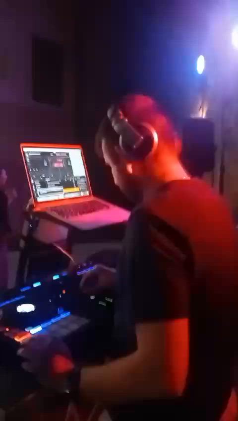 DJ LATOR durante un evento a Siena