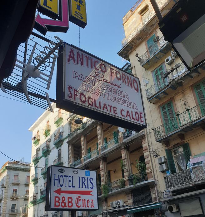 Esterno della Pasticceria Lauri in Via Bologna