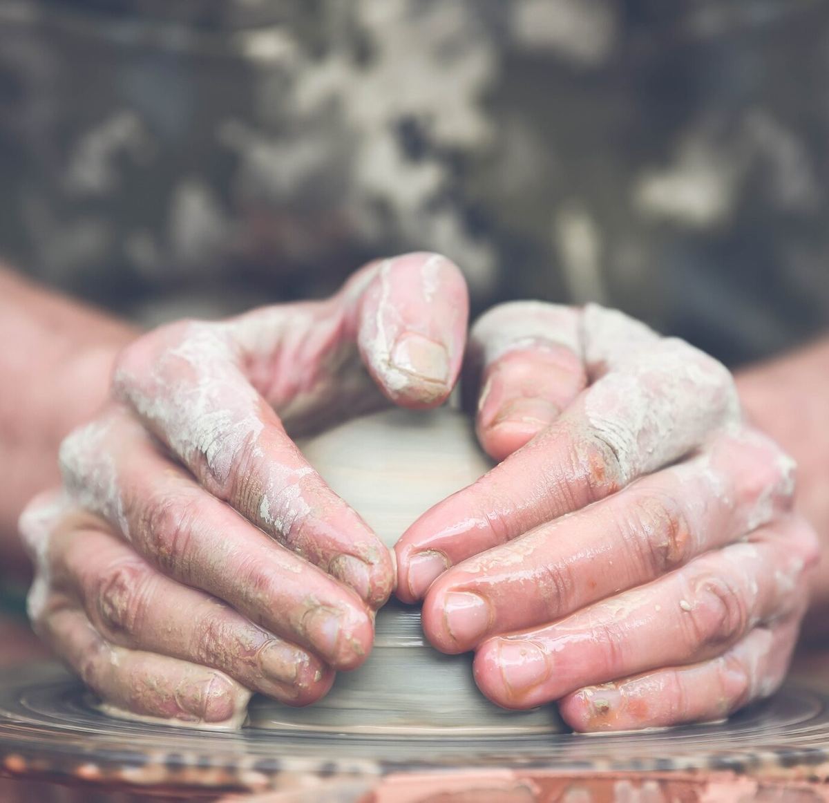 Lavorazione artigianale della ceramica al tornio presso Il Botteghino