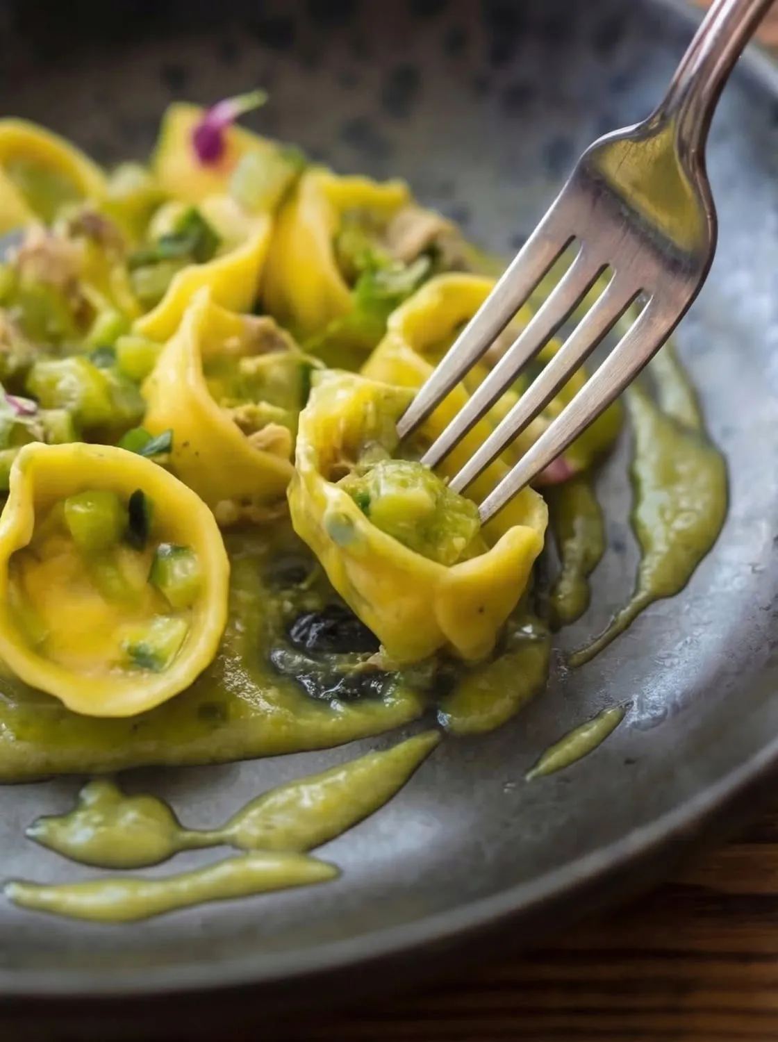 Cappelletti ripieni di branzino con crema di zucchine e vongola