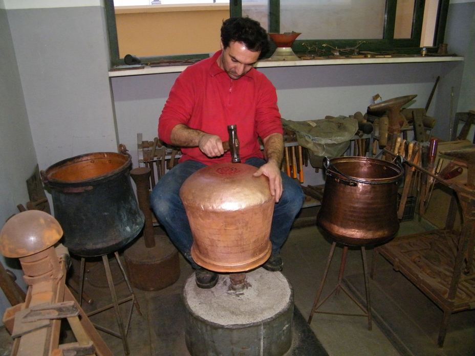 Oggetti in rame nella bottega Rame Rossa Pappadà