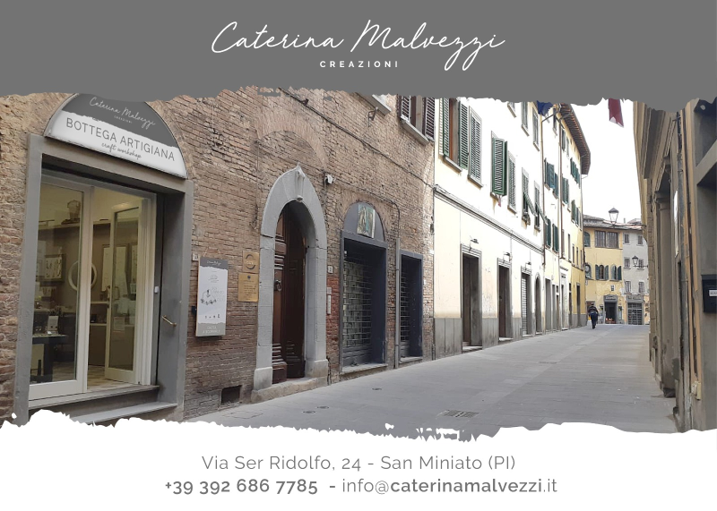 Vetrina con creazioni artigianali del laboratorio Caterina Malvezzi Creazioni