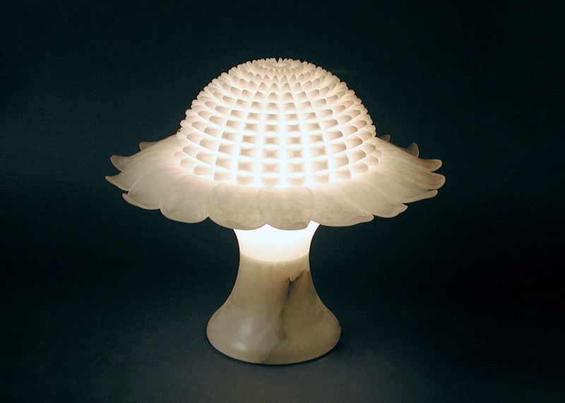 Lampada di design in alabastro realizzata dalla Cooperativa Artieri Alabastro