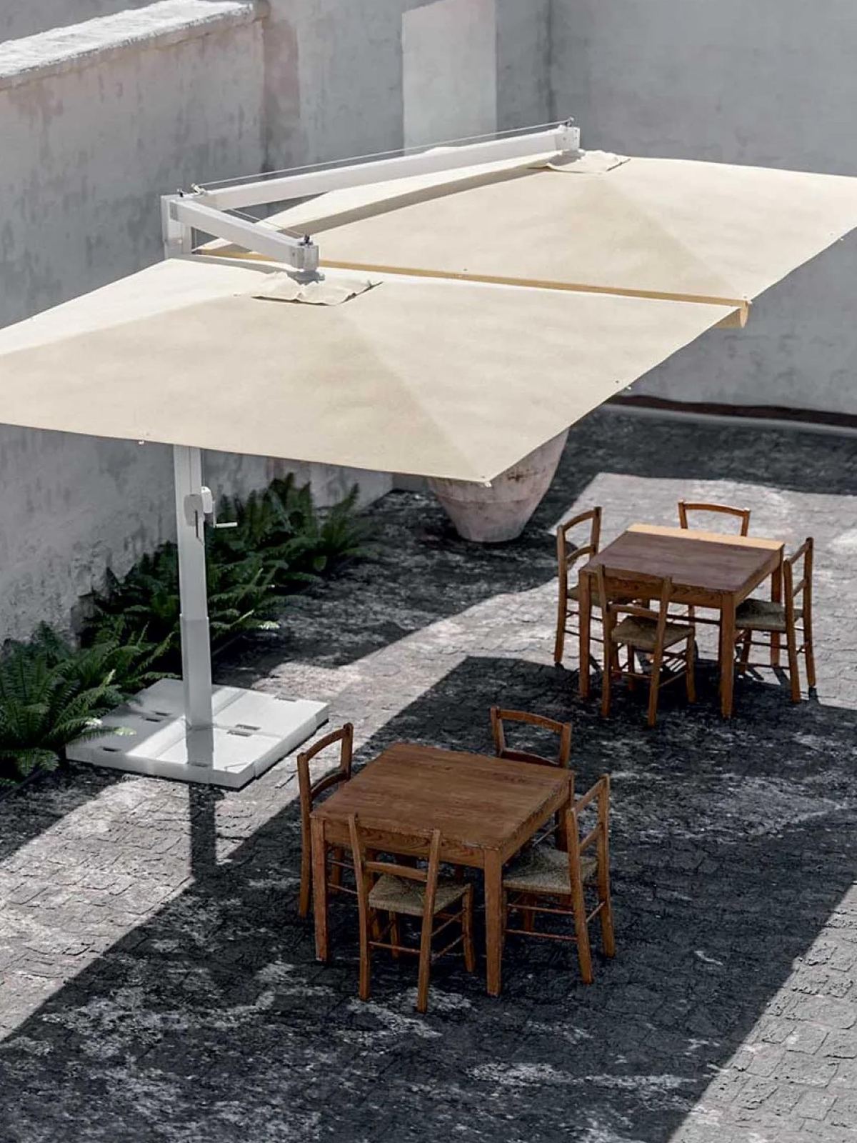 Ombrellone Fellini a braccio laterale di 8 Design