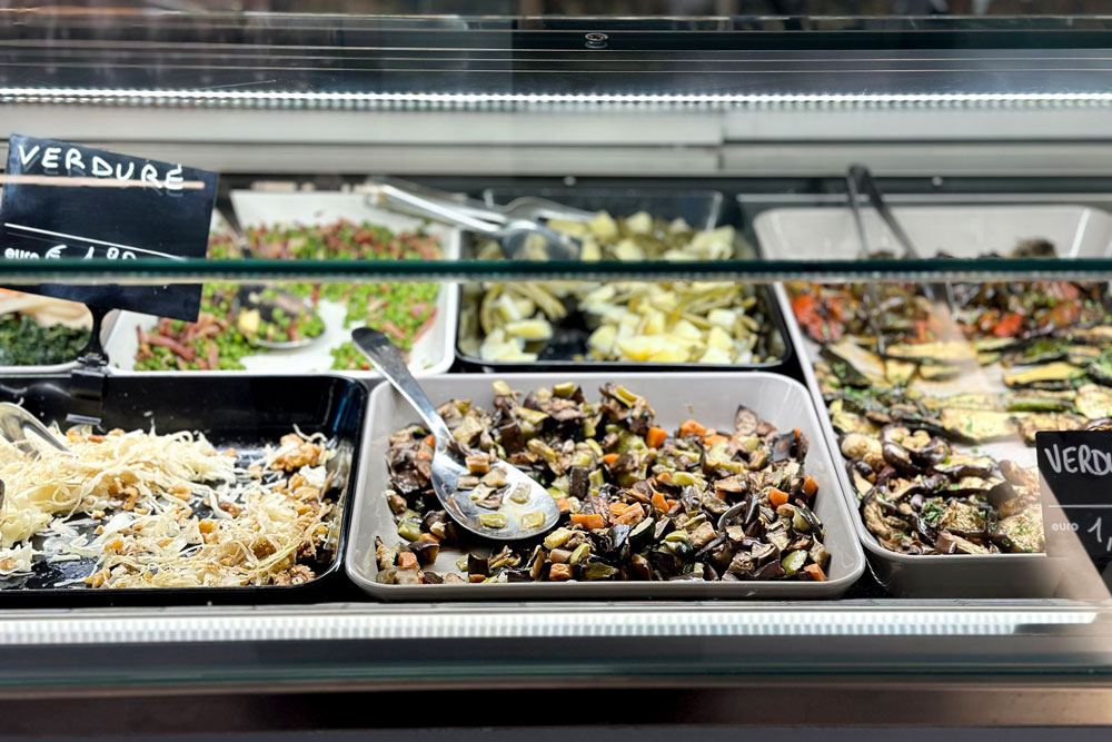 Il banco della gastronomia con antipasti di pesce di Acquolina Cucina D'Amare
