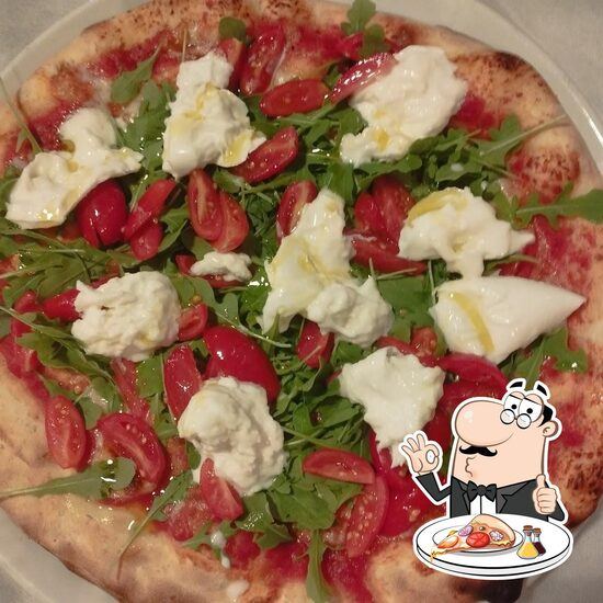 Pizza servita al tavolo presso LA BOSCHETTA DA CHECCO