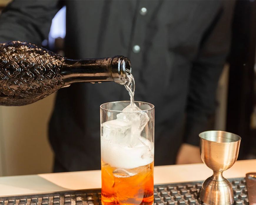 Cocktail servito all'aperitif bar Extasy Experience