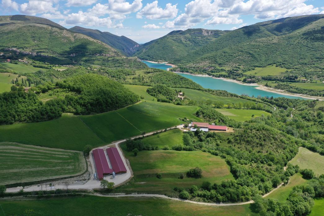 Vista aerea dell'allevamento Società Agricola Ferioli nel Parco dei Monti Sibillini