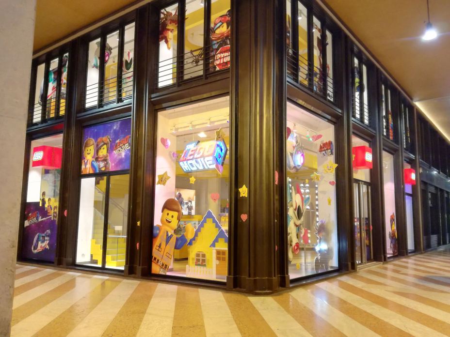 Vetrine store LEGO Milano allestite con stampe digitali di COLORZENITH