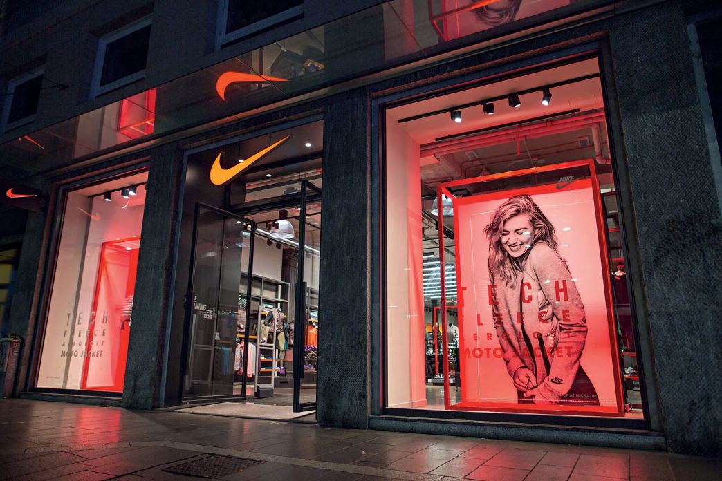 Vetrine store Nike Milano con stampe digitali grande formato di COLORZENITH