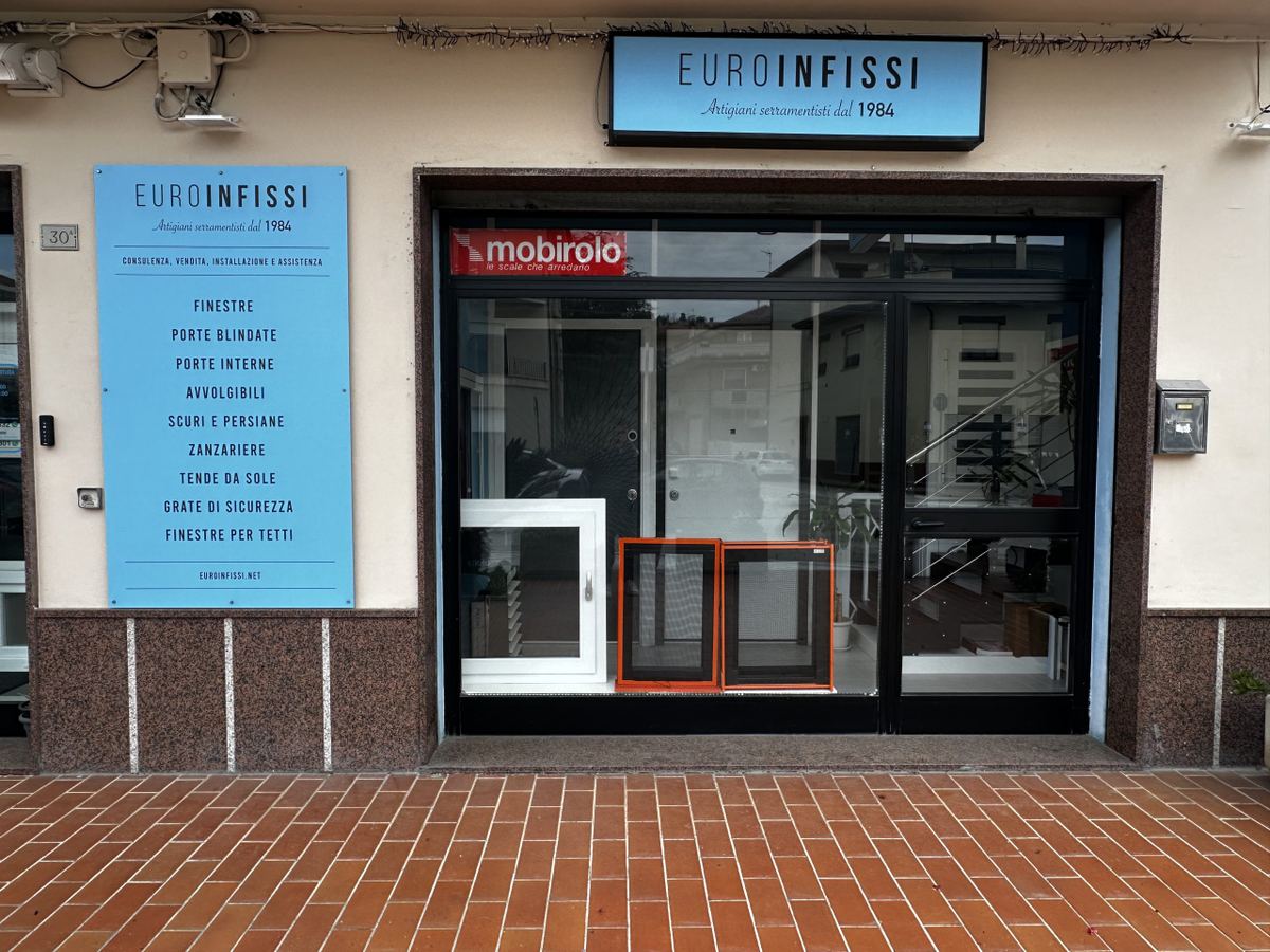 Interno dello showroom EUROINFISSI a Porto Sant'Elpidio