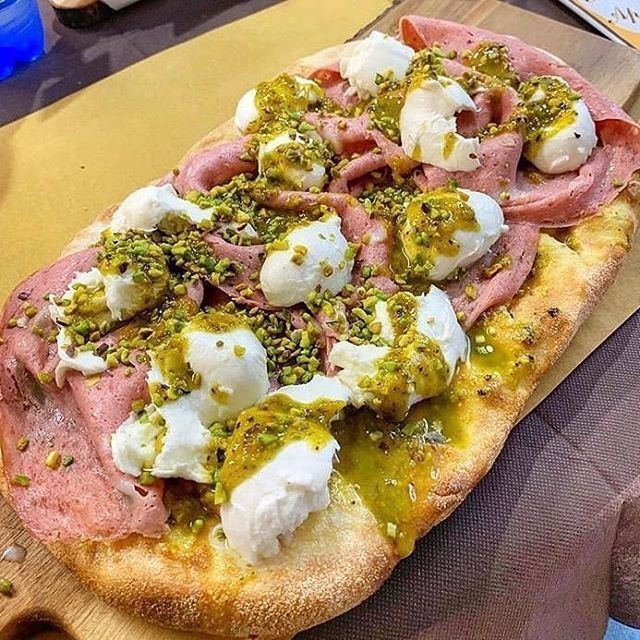 Pinsa pistacchio mortadella e bufala, specialità di LA BELLA SICILIA