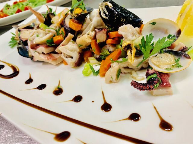 Pinsa Mare con ingredienti del mare da LA BELLA SICILIA