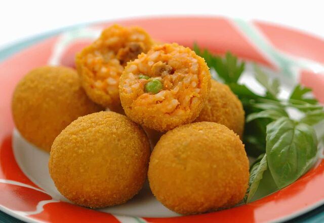 Arancina palermitana tradizionale servita da LA BELLA SICILIA