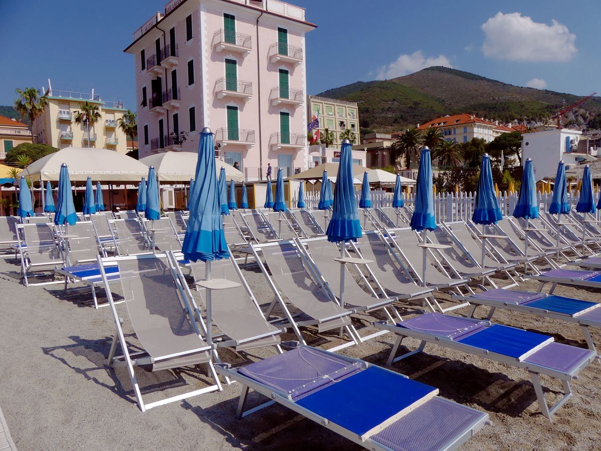 Vista dello stabilimento e della spiaggia BAGNI CERUTTI SPOTORNO
