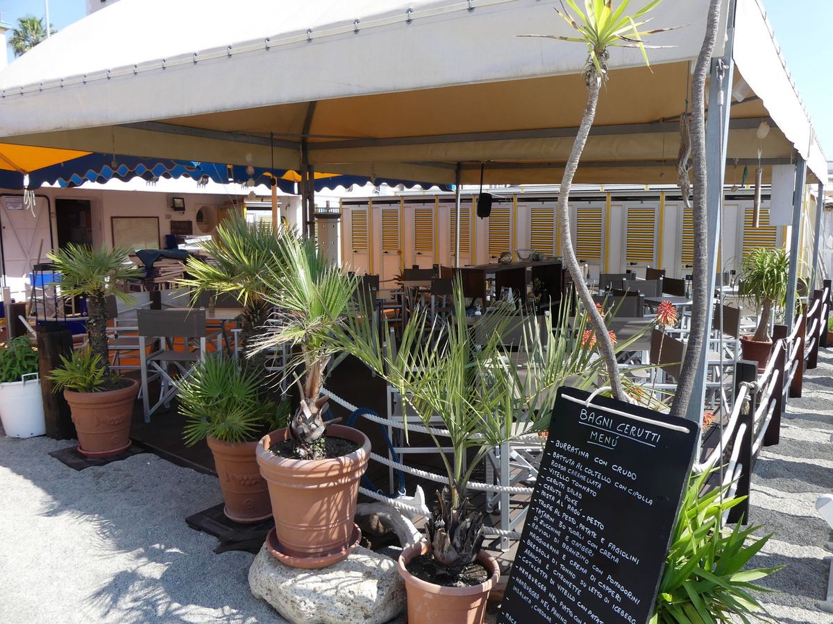 Area relax con vista mare BAGNI CERUTTI SPOTORNO